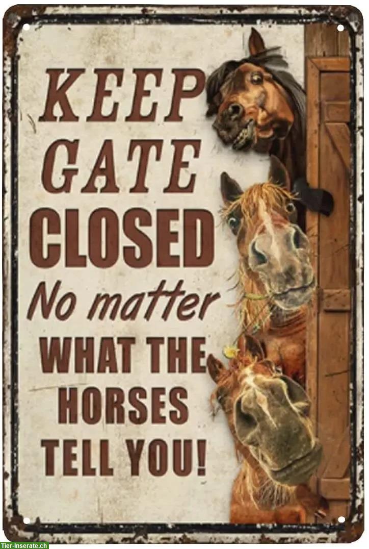 «Halte das Tor geschlossen, egal was dir die Pferde erzählen» Blechschild