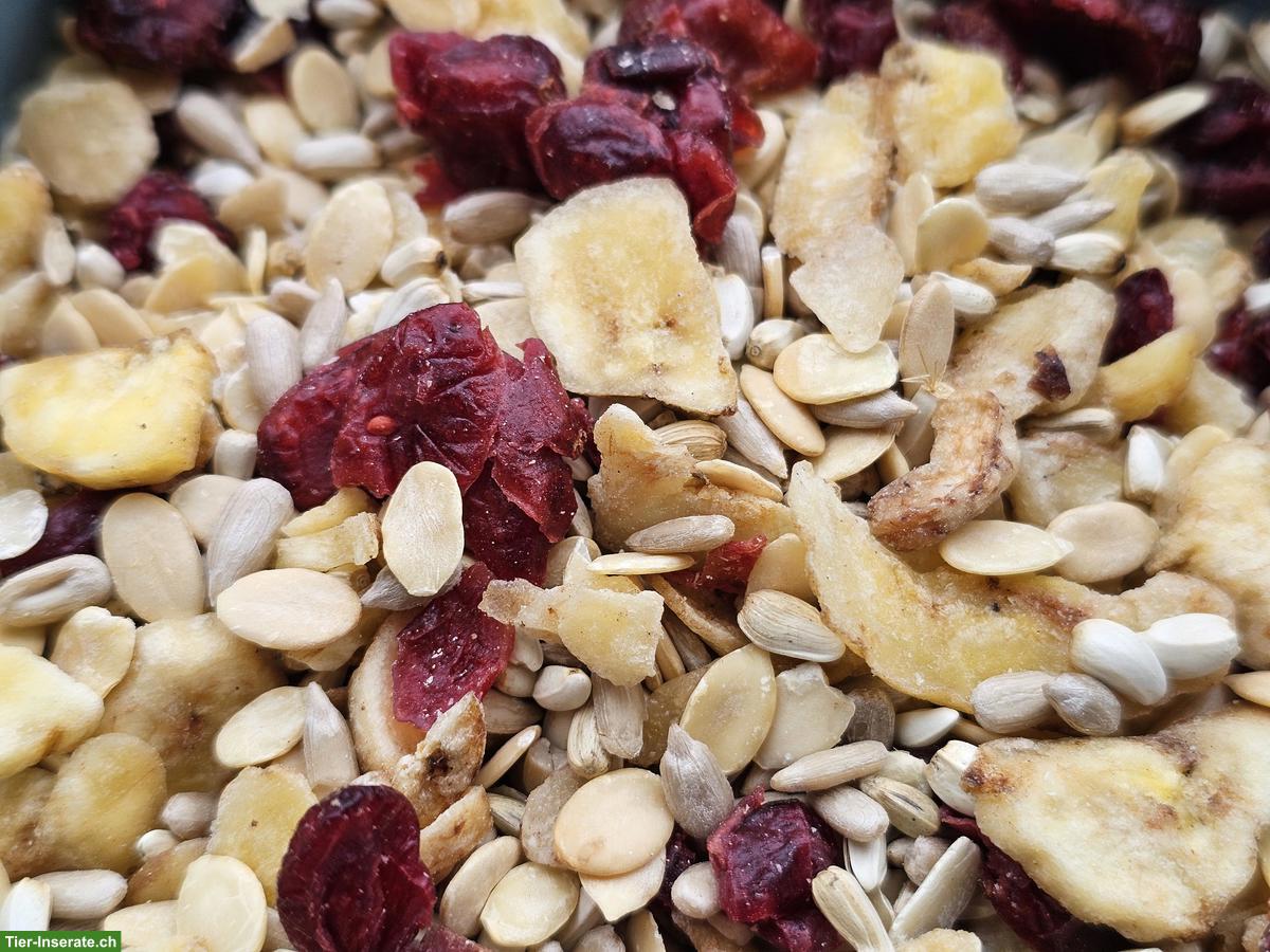 Bild 3: Hochwertiges Hauptfutter für Papageien im Federparadies