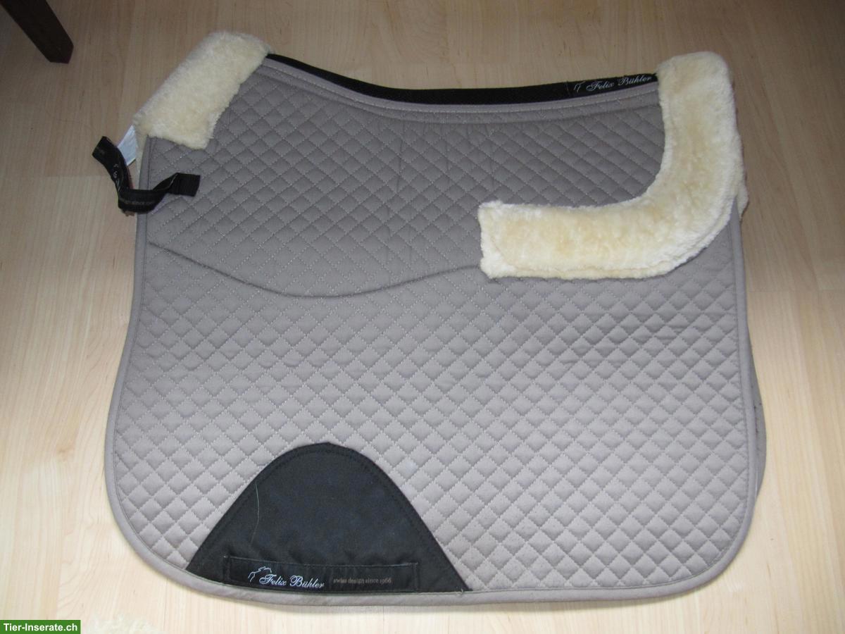 Diverse gebrauchte Schabracken, Pferdedecken u.a.