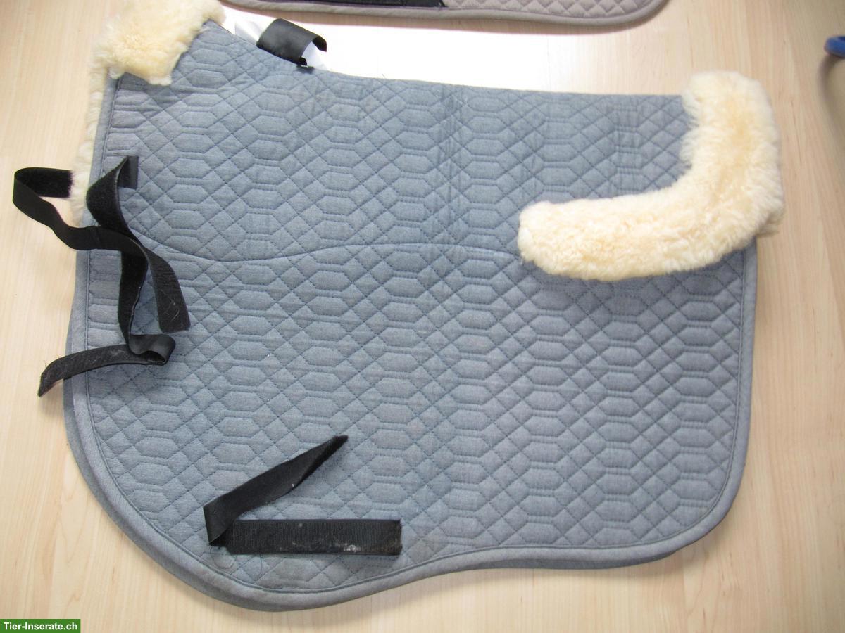 Bild 2: Diverse gebrauchte Schabracken, Pferdedecken u.a.