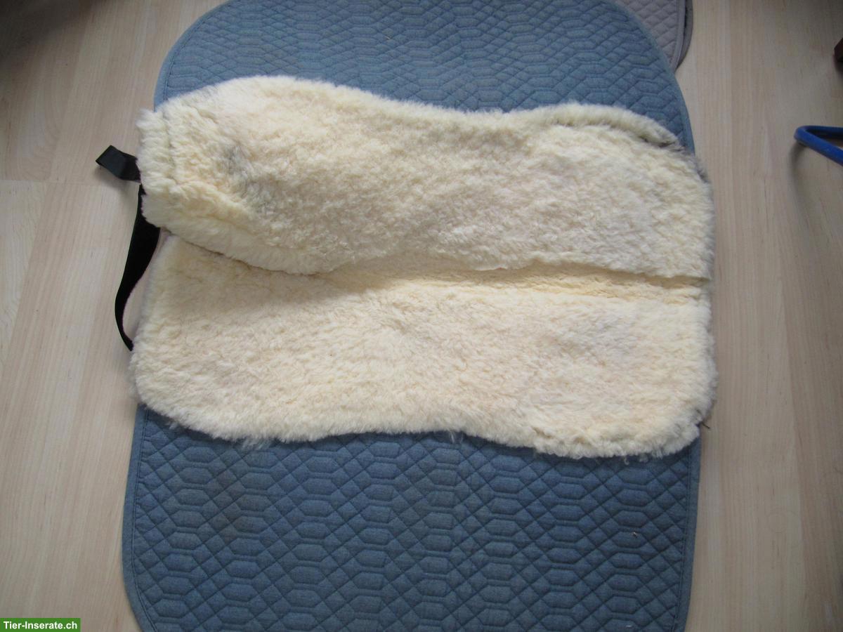 Bild 3: Diverse gebrauchte Schabracken, Pferdedecken u.a.