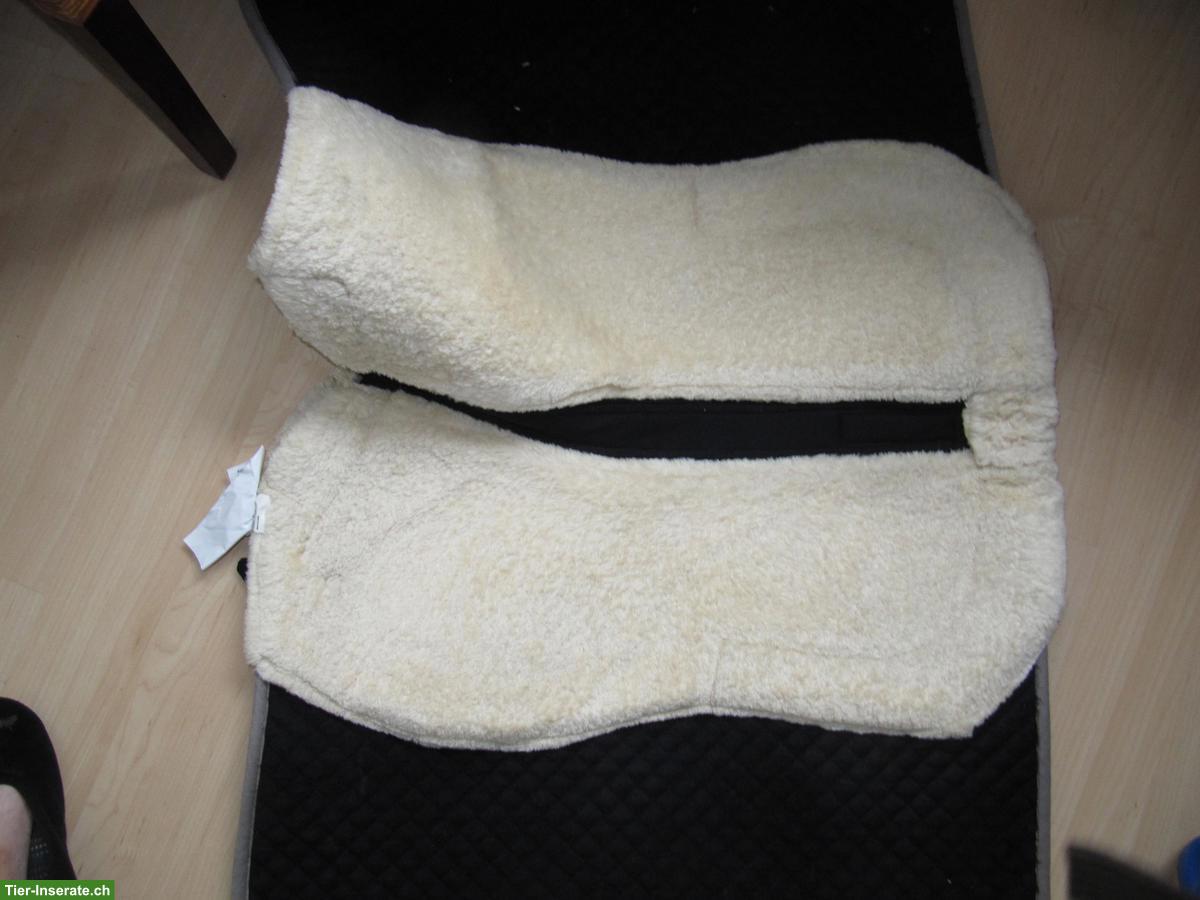 Bild 4: Diverse gebrauchte Schabracken, Pferdedecken u.a.