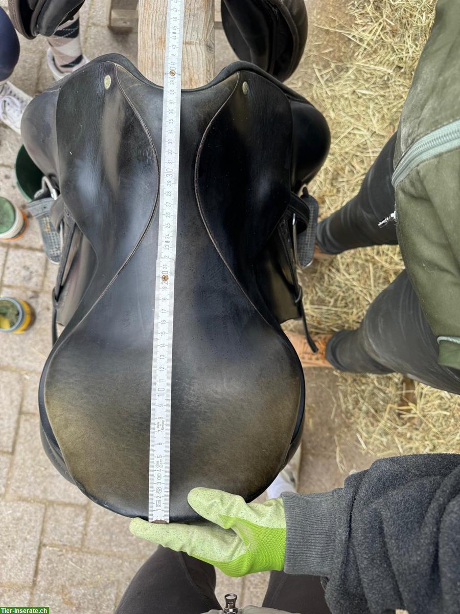 Bild 5: Schwarzer Dressursattel Spirig St. Gallen für Pferde mit hohem Rist