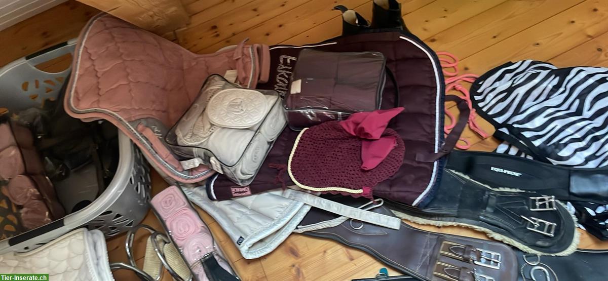 Bild 2: Reitartikel: Schabracken, Sattelgurte, Decken, Micklemzaum, Eskadron