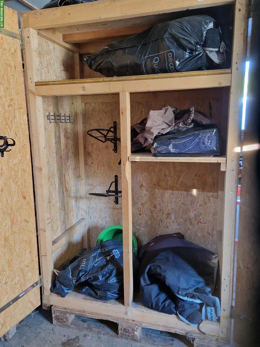 Robuster, grosser Sattelschrank zu verkaufen