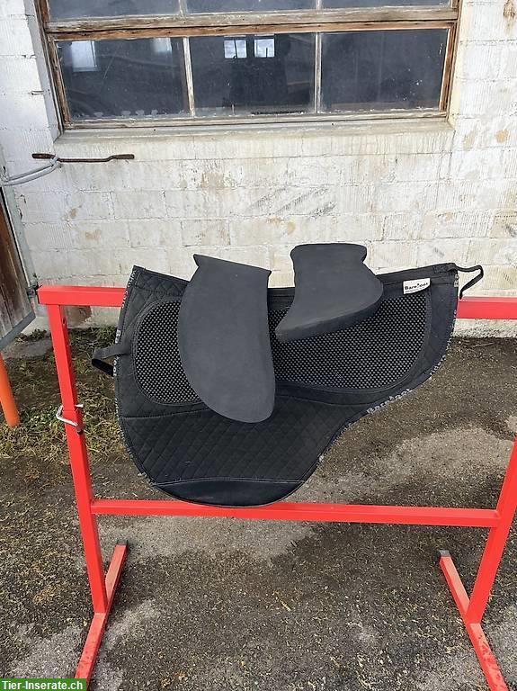 Bild 5: Barefoot Sattel mit neuem Physio-Pad, 2 verschiedene Einlagen