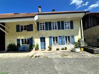 Verkauf: Charmante Parterre Wohnung in Bauernhaus