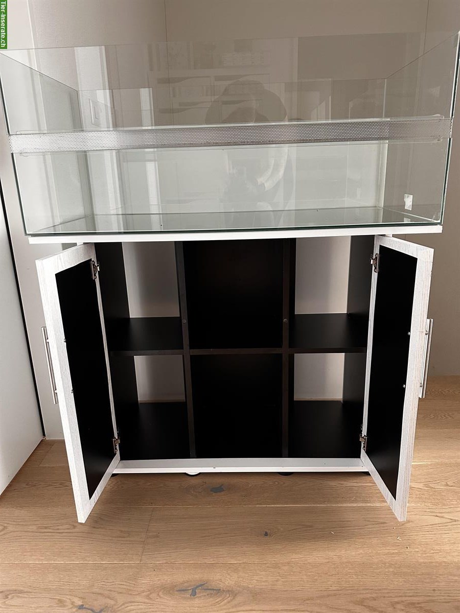 Bild 3: Nagerterrarium mit Unterschrank und viel Zubehör