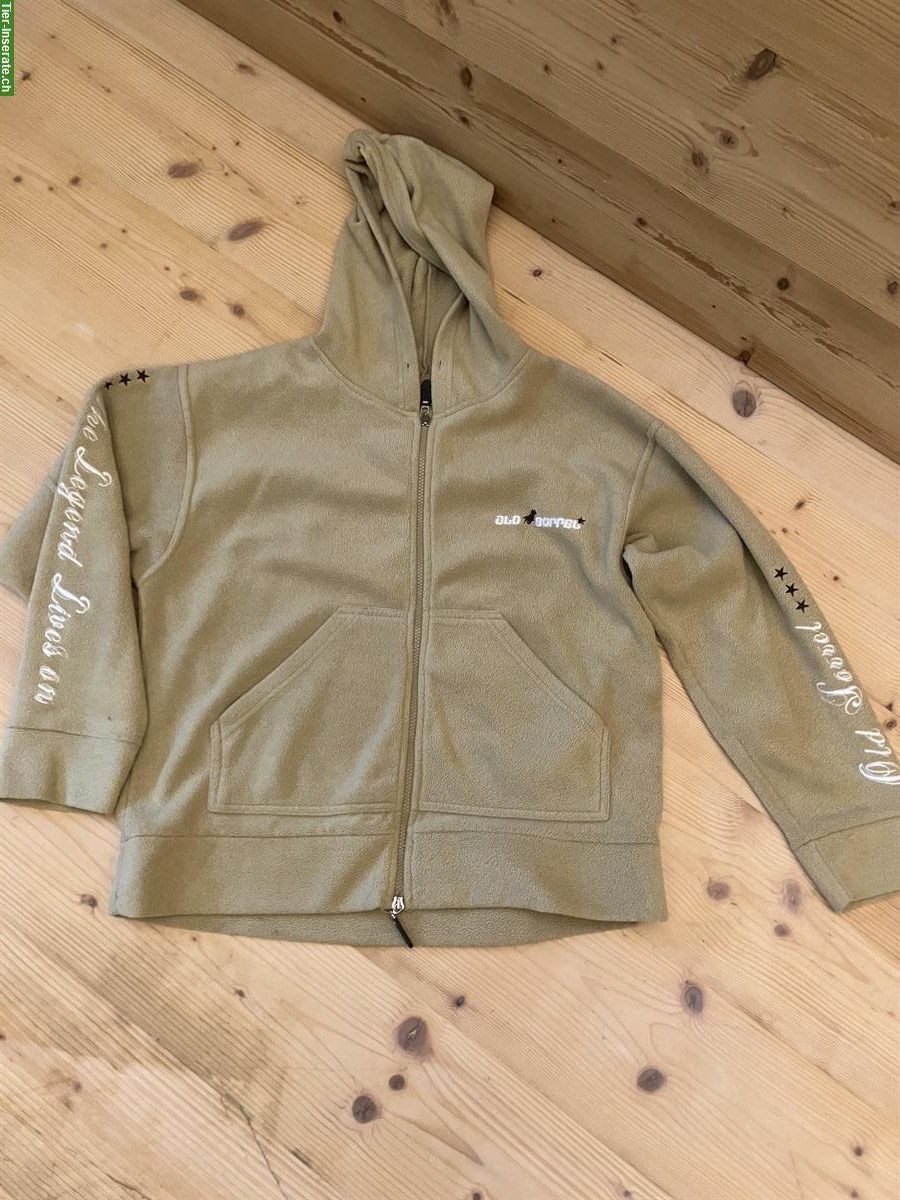 Bild 4: Roter Old Sorell Pullover (rot) und Jacke (beige), Grösse S