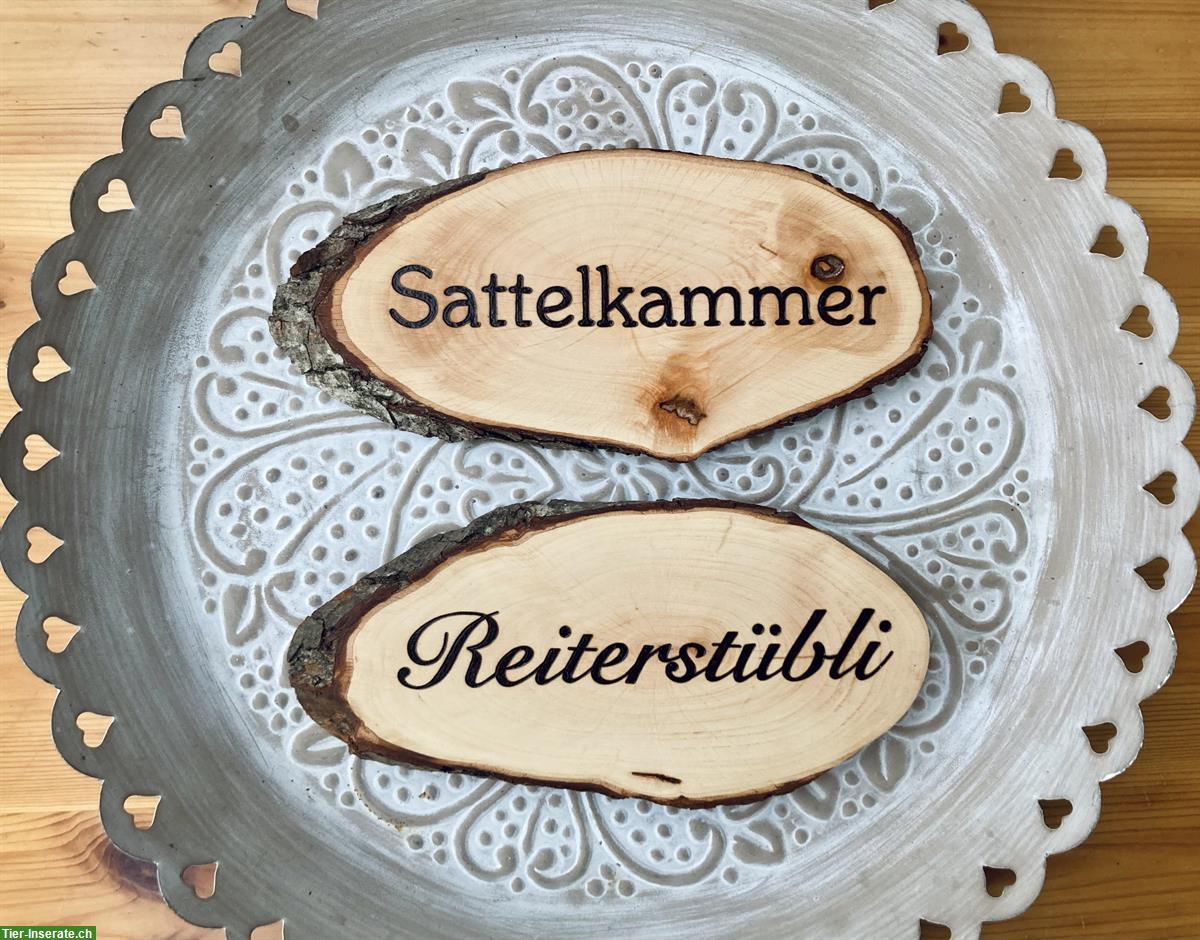 Boxenschilder aus Holz (Brandmalerei) zu verkaufen
