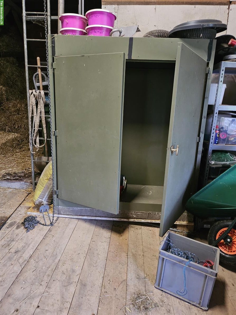 Bild 4: Metallschrank mäusesicher abzugeben
