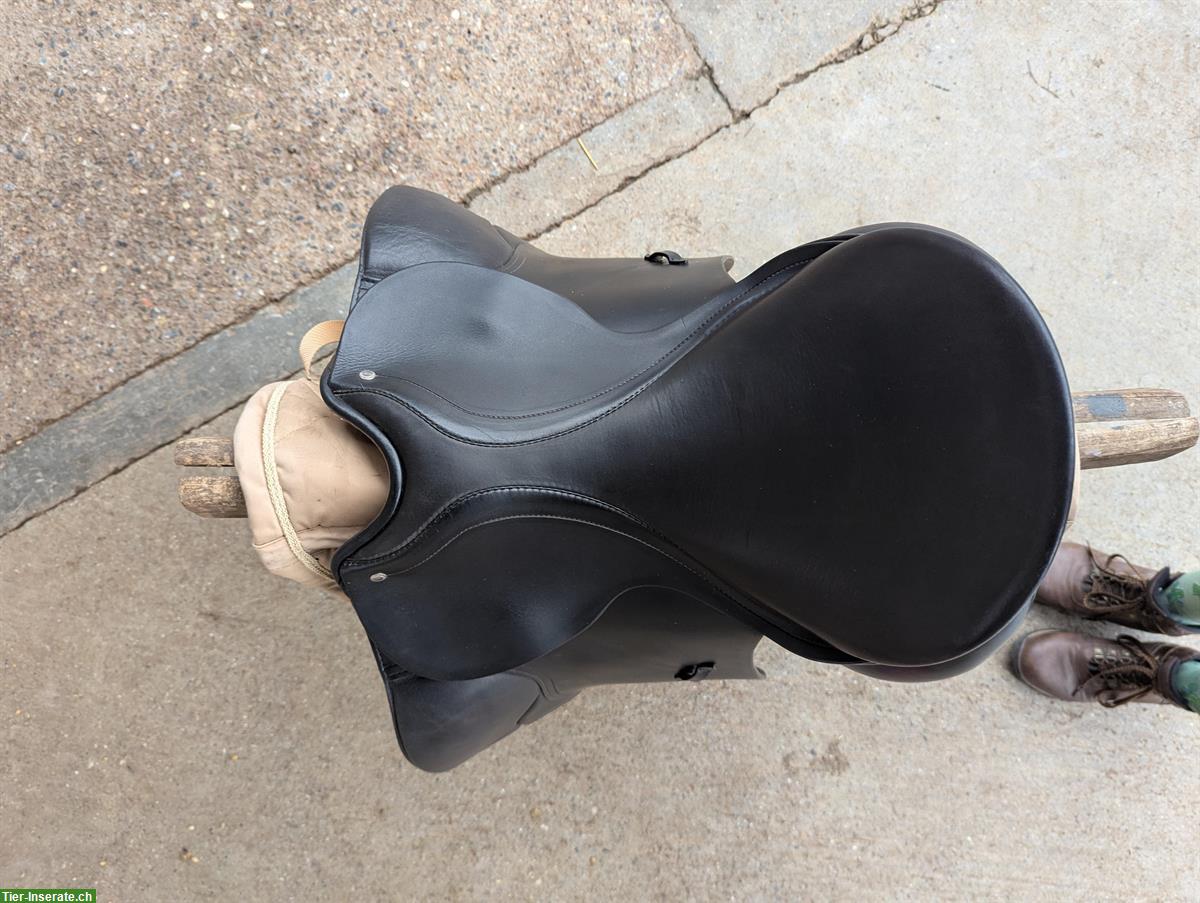 Bild 4: Passier Dressursattel Sirius 17 Zoll mit Lacknähten