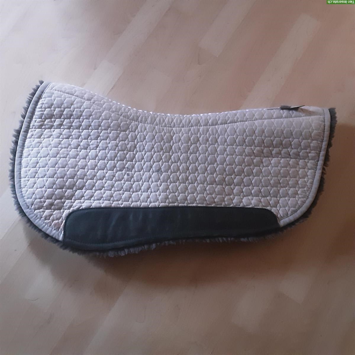 Mattes Pad mit Lammfell zu verkaufen