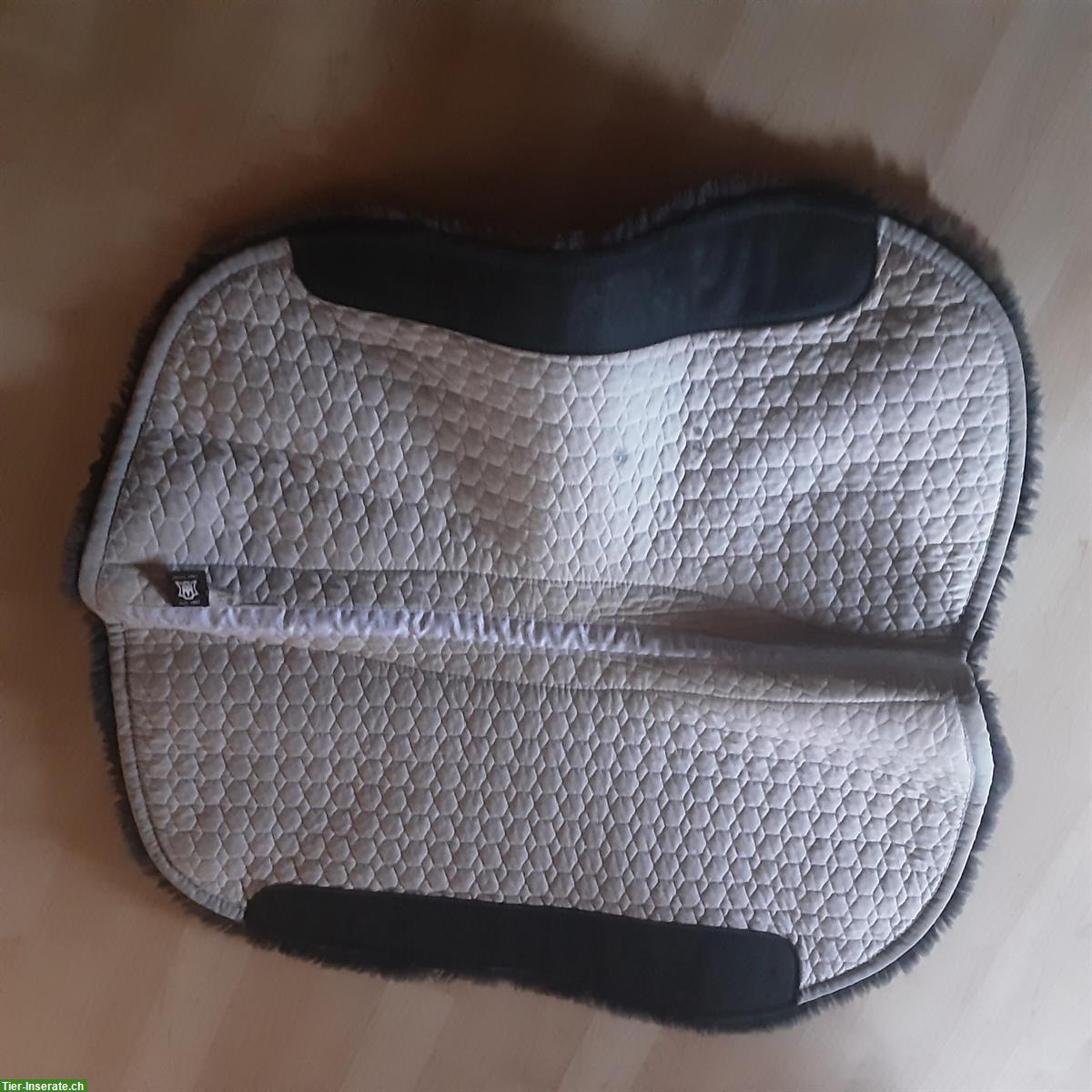 Bild 3: Mattes Pad mit Lammfell zu verkaufen
