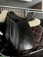 Röösli Dressursattel (schwarz) 17 Zoll zu verkaufen