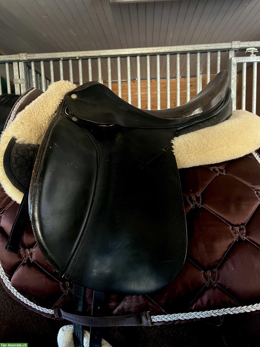 Bild 2: Röösli Dressursattel (schwarz) 17 Zoll zu verkaufen