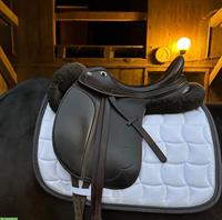 Deuber & Partner Dressursattel 17 Zoll, verstellbare Kammer