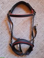 Zaum schwarz-rot mit Vorgeschirr und Zubehör, aus Biothane