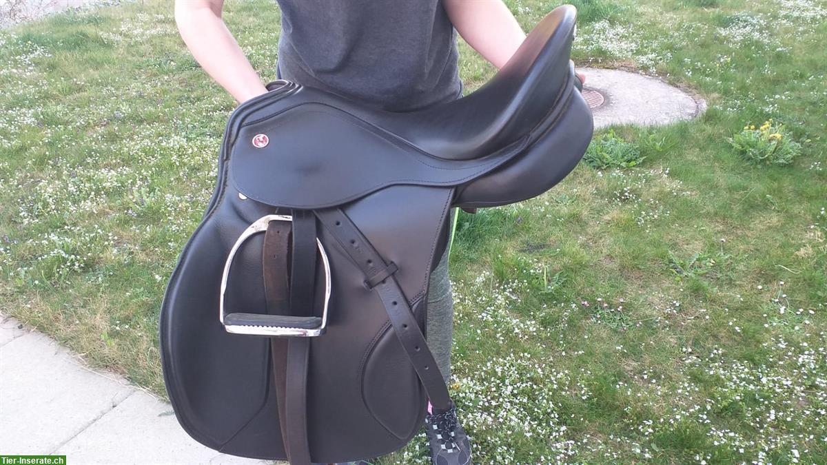 Neuer Vielseitigkeitssattel für schlankes Pferd mit hohem Rist