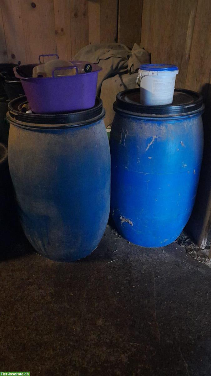 Bild 3: Boxentüren, Weidepfähle + Futtertonnen zu verkaufen