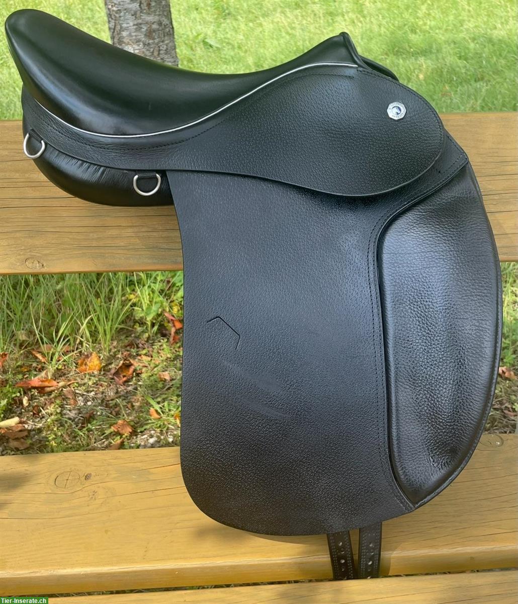 Bild 2: Günstiger Butterfly Island-Dressursattel 17 Zoll