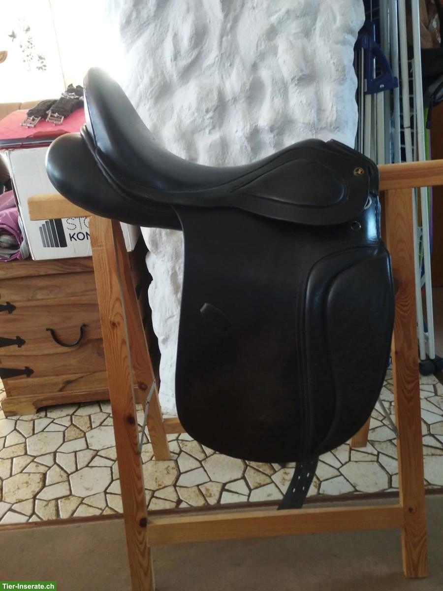 Black Forest Dressursattel 17.5 Zoll mit Bananenkissen