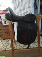 Black Forest Dressursattel 17.5 Zoll mit Bananenkissen