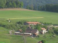 Grosse Auslaufboxe mit Infrastruktur und Ganzjahresweide ab März