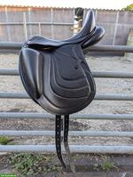 Dressursattel Eric Thomas 17 Zoll zu verkaufen