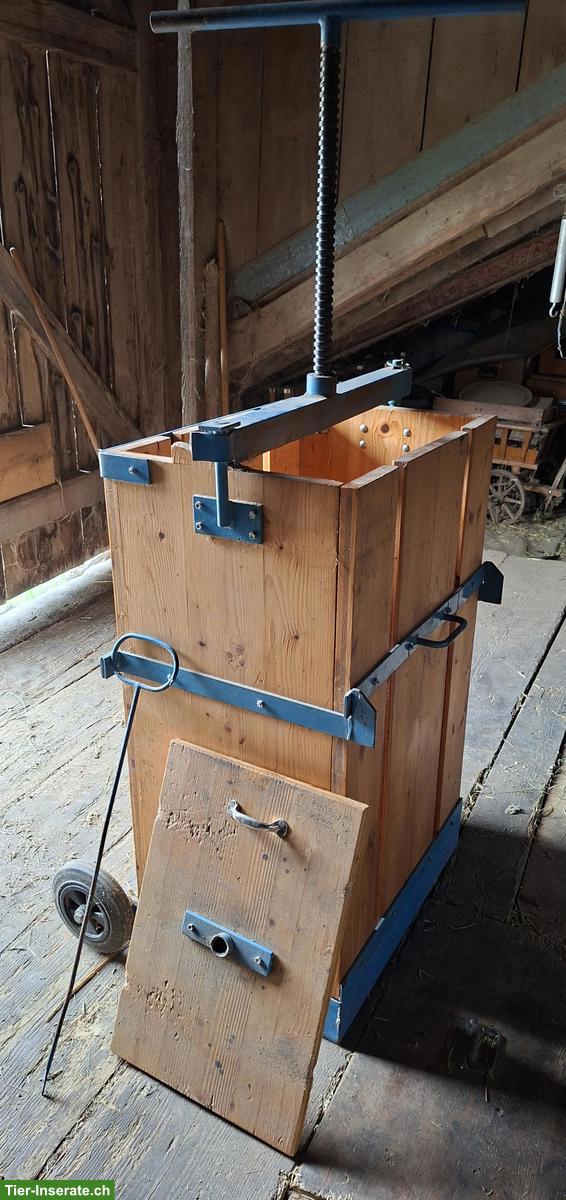 Bild 2: Heupresse manuell mit Metallbalken