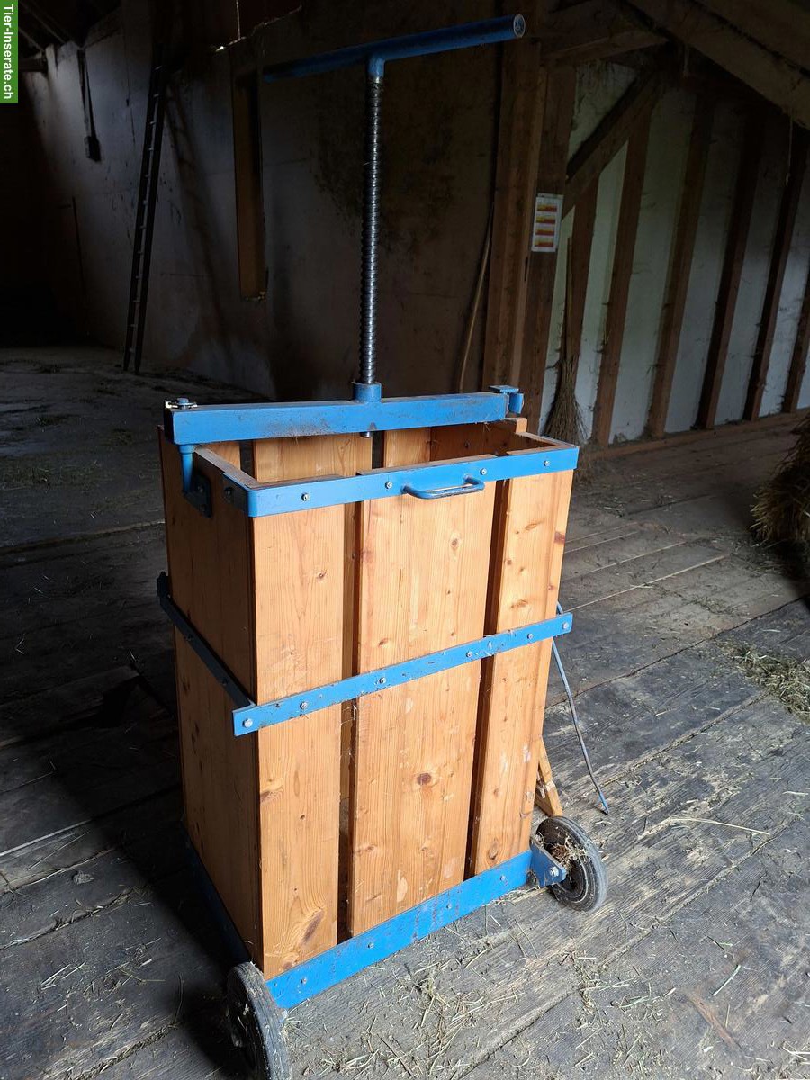 Bild 3: Heupresse manuell mit Metallbalken