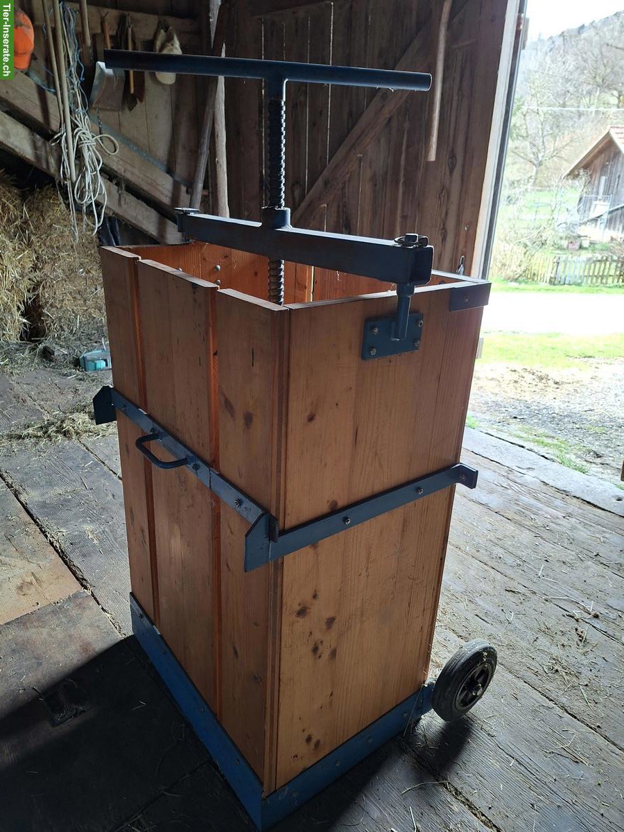 Bild 4: Heupresse manuell mit Metallbalken