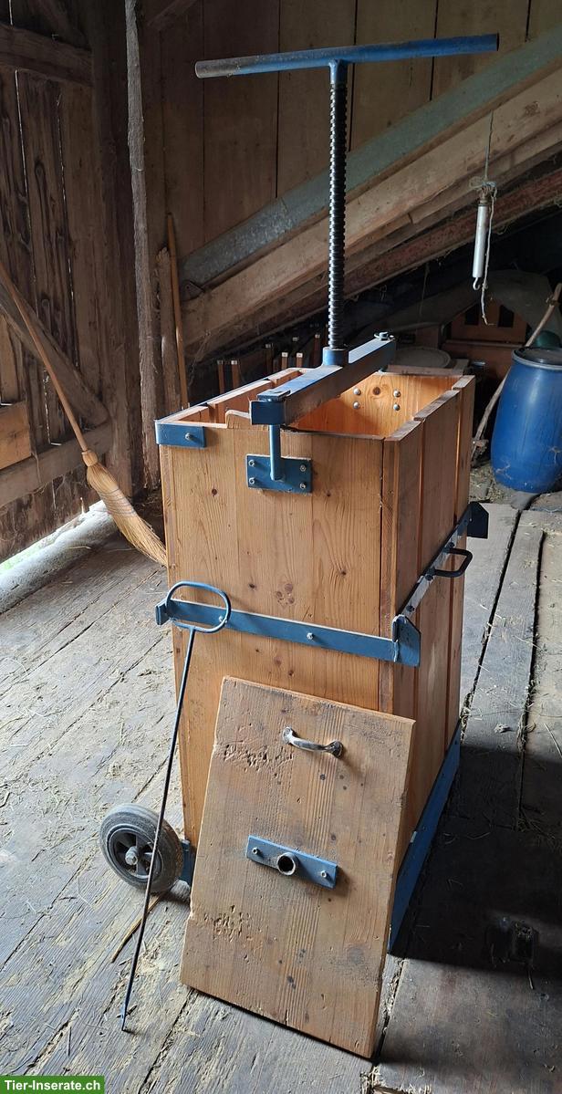 Bild 5: Heupresse manuell mit Metallbalken