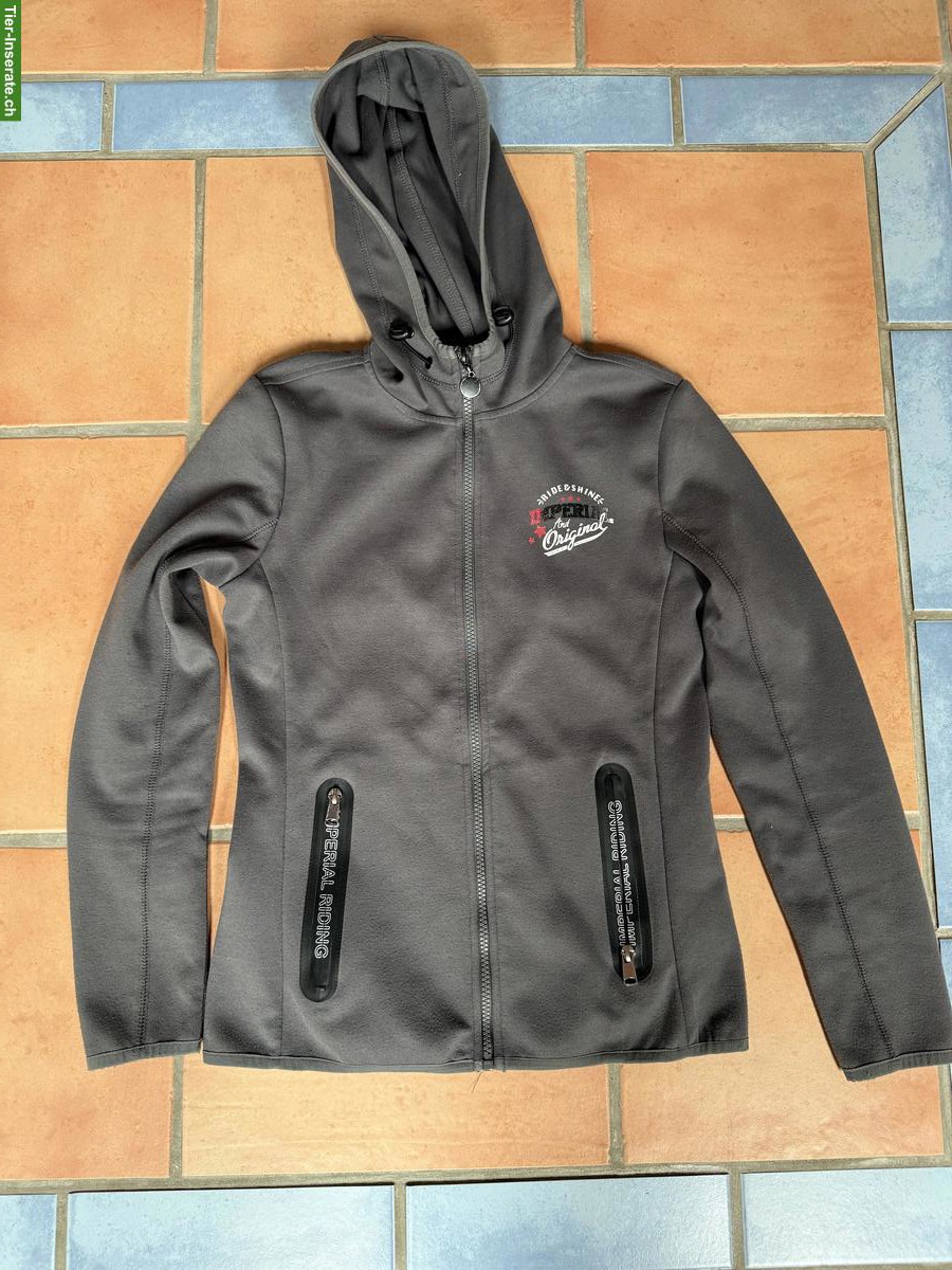 Bild 5: Oberteile zum Reiten abzugeben