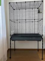 Vogelkäfig mit Rollgestell und Zubehör