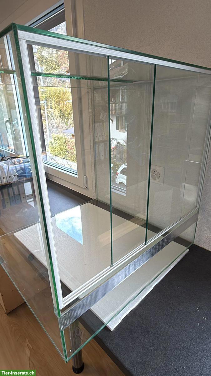 Neuwertiges Terrarium aus Glas mit Schiebetüren