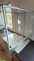 Neuwertiges Terrarium aus Glas mit Schiebetüren