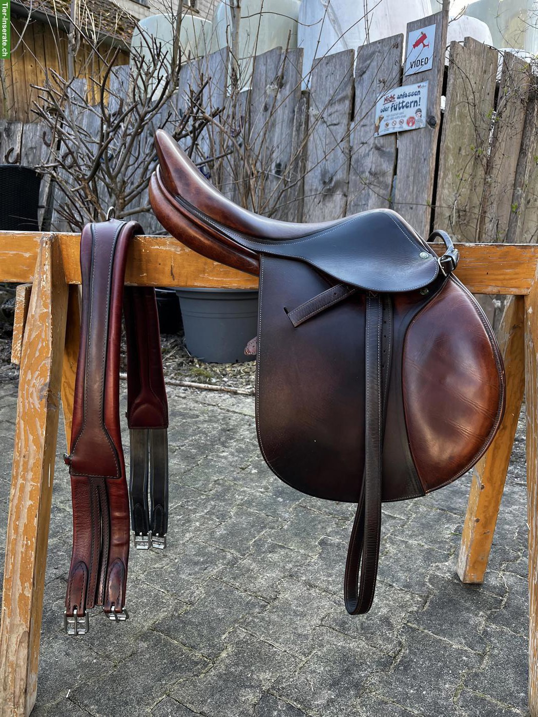 Butet Springsattel mit Sattelgurt und Steigbügelriemen