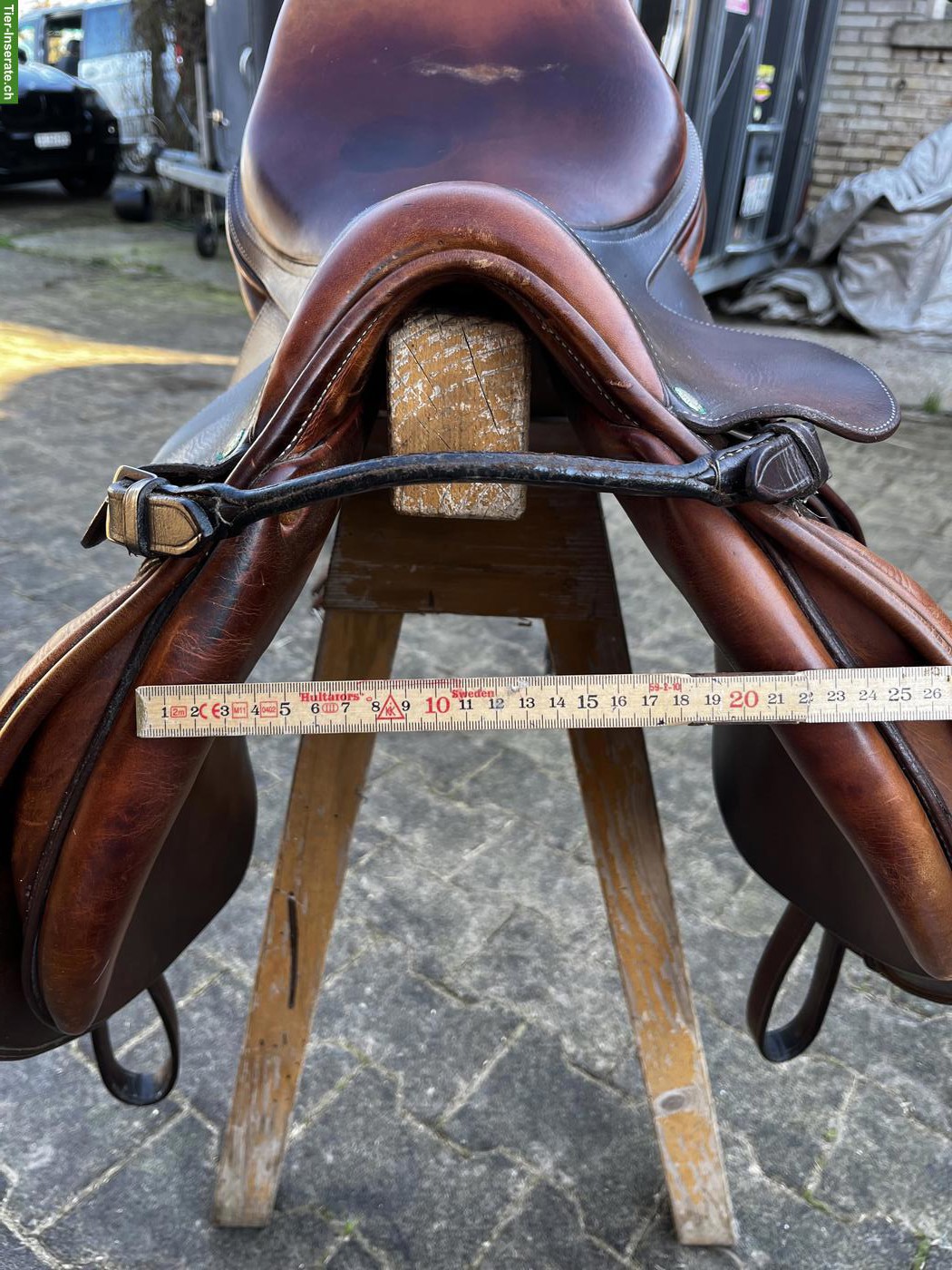 Bild 6: Butet Springsattel mit Sattelgurt und Steigbügelriemen