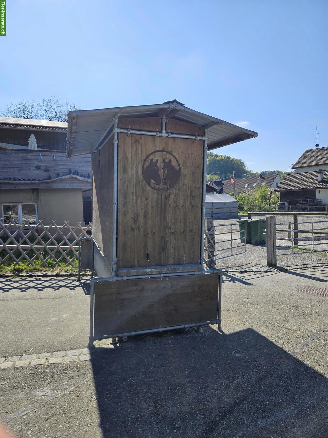 Zeitgesteuerte Futterraufe für Pferde zu verkaufen