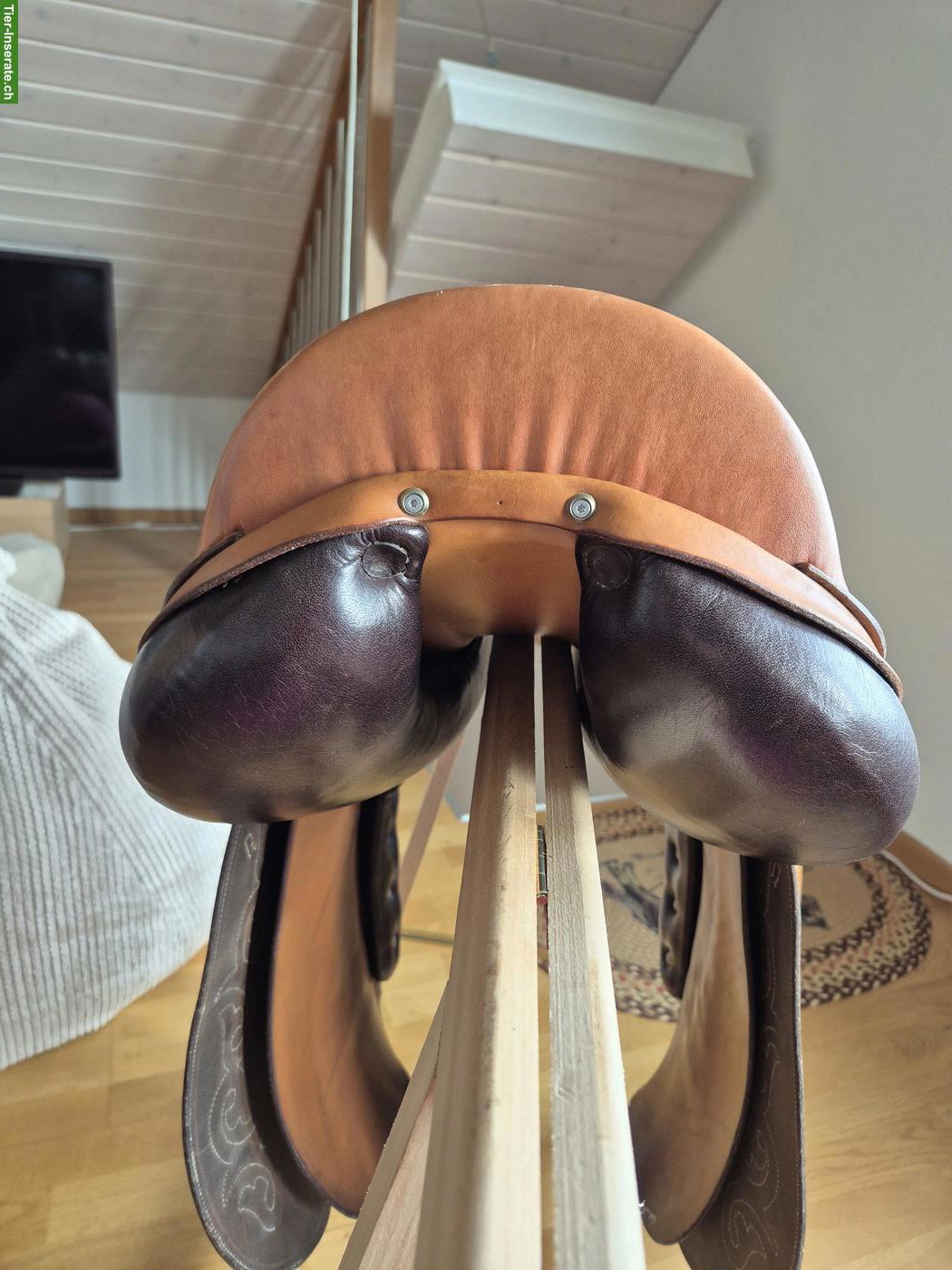 Bild 4: Althaus Dressursattel mit Punzierung