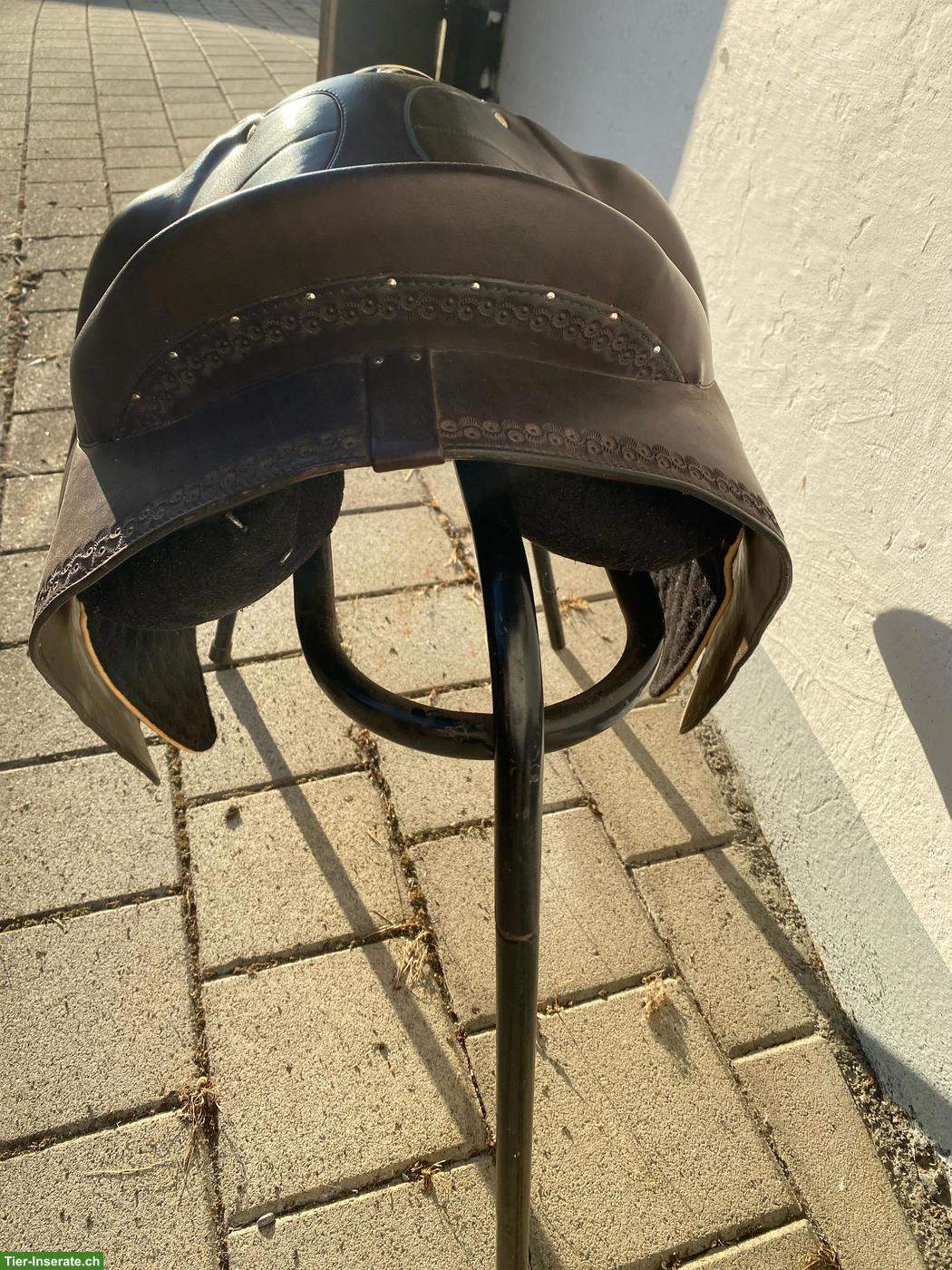 Bild 4: Lederbaum-Masssattel von Franziska Weiss