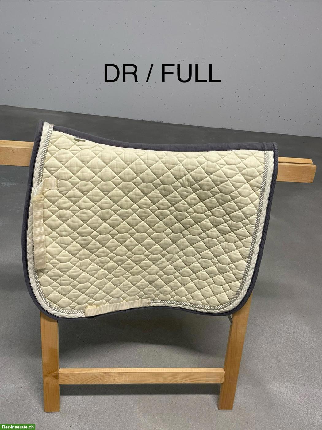 Bild 6: Diverse Schabracken & Lammfellpad