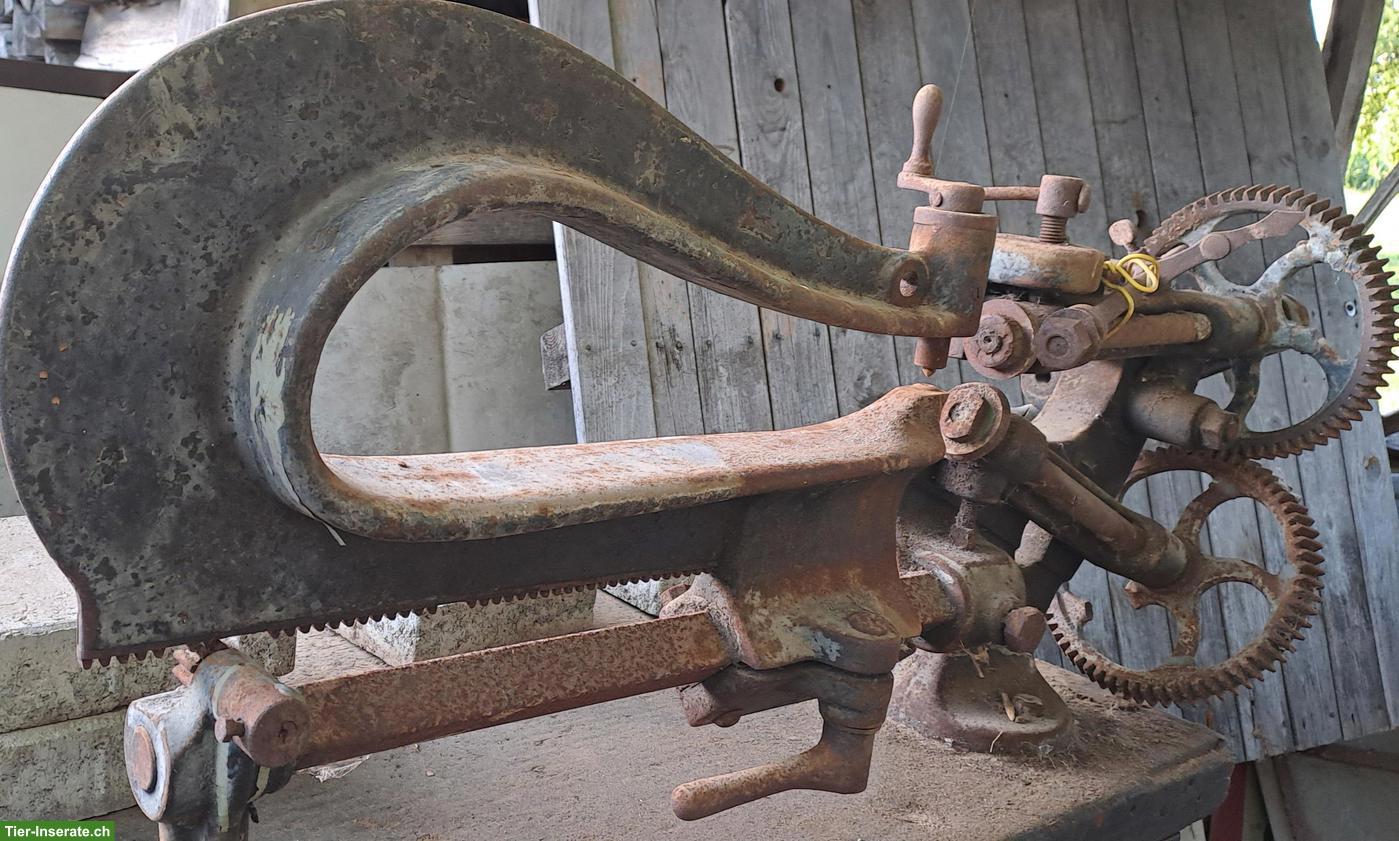 Bild 2: Heuraufe, Obstmühle, Tischkreissäge, Nietmaschiene