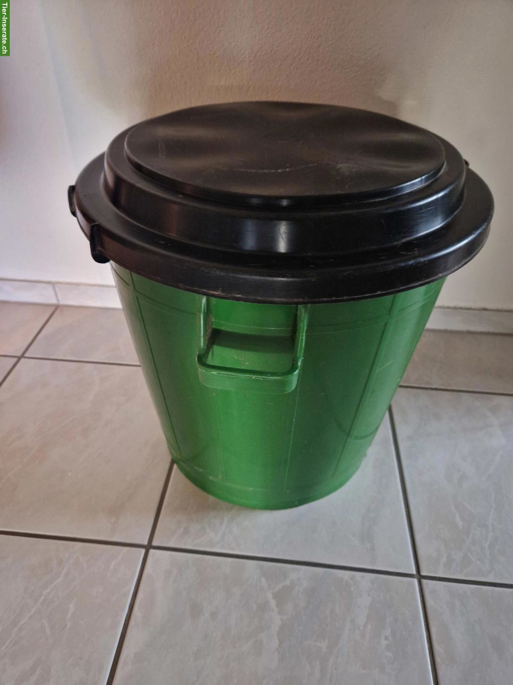Futtertonnen grün mit Deckel zu verkaufen