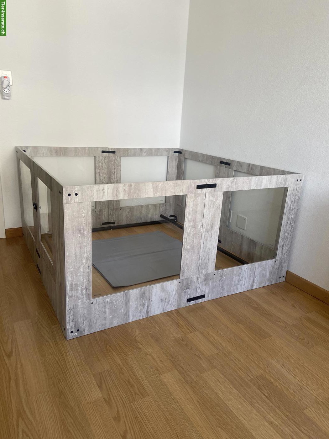 Bild 4: Hundehaus und Welpengehege