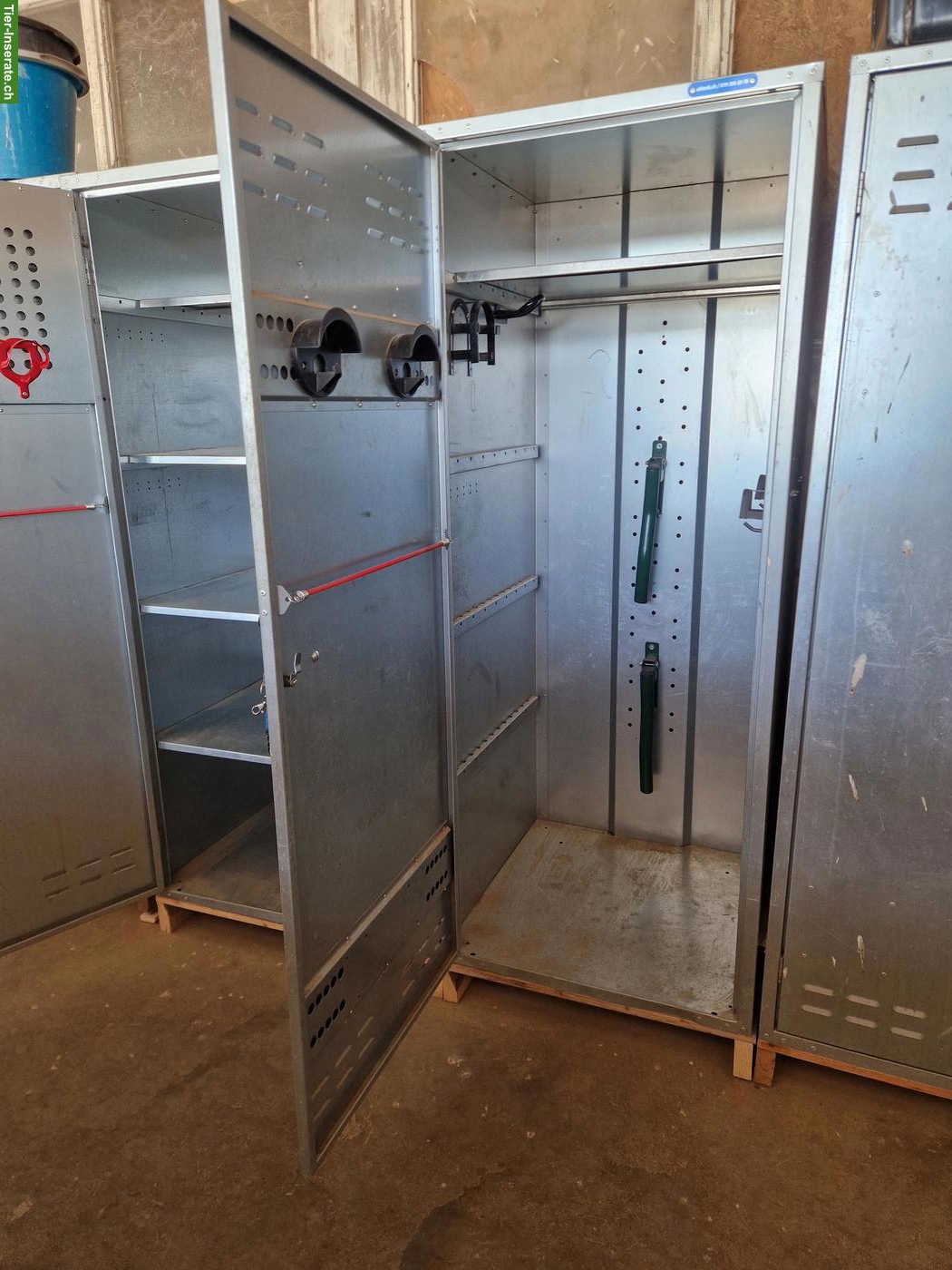1 Metall-Sattelschrank + 1 Metall-Deckenschrank