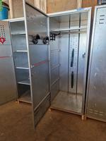 1 Metall-Sattelschrank + 1 Metall-Deckenschrank
