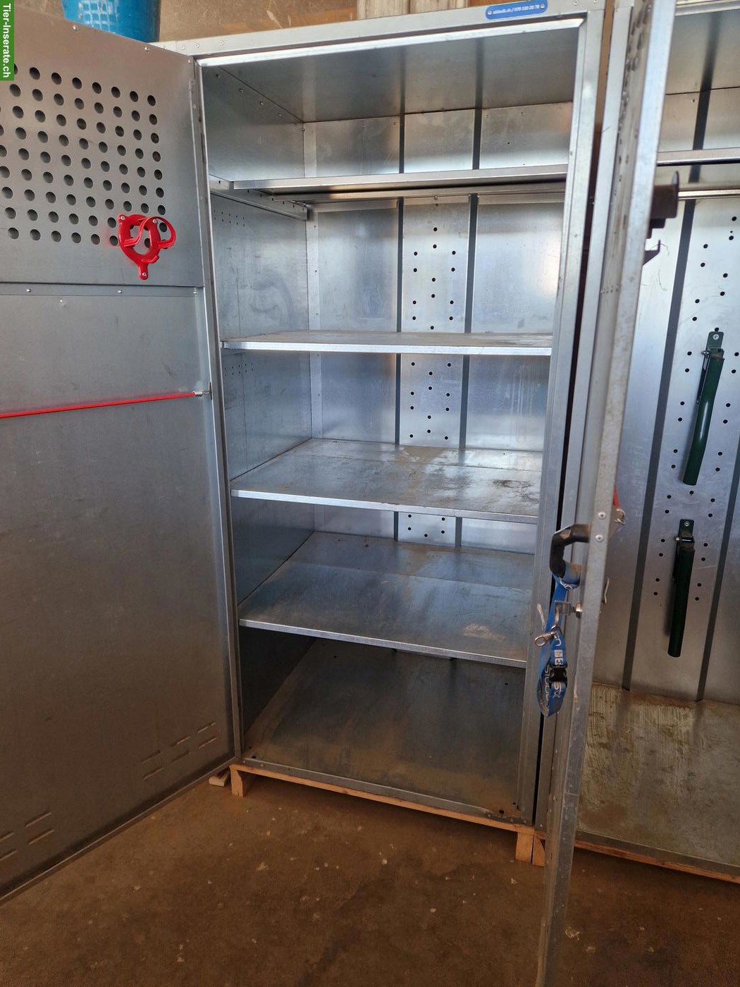 Bild 2: 1 Metall-Sattelschrank + 1 Metall-Deckenschrank