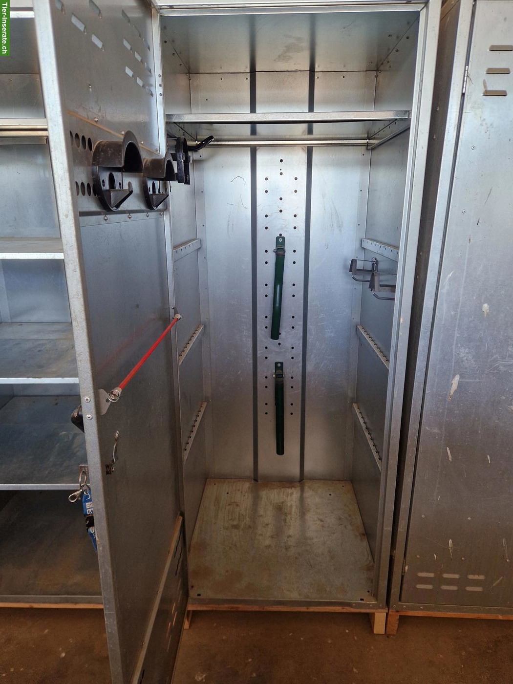 Bild 4: 1 Metall-Sattelschrank + 1 Metall-Deckenschrank